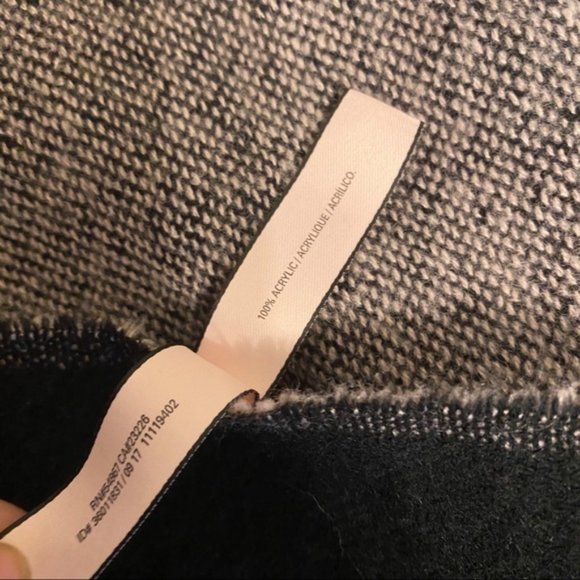 Victoria Secret Limited Edition 2017 Soft Heart Throw - Picture 10 of 12